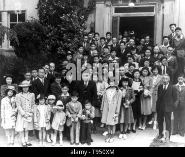 Titel: 'Mitglieder der Japanischen unabhängige Gemeindekirche an Ostern vor der Evakuierung 'Oakland, Kalifornien. Die internierung der Japaner während des Zweiten Weltkriegs war die Zwangsumsiedlung und Internierung in Lagern von 110,000-120,000 Menschen japanischer Abstammung (62 % der Internierten wurden US-Bürger) durch Präsident Roosevelt kurz nach Japans Angriff auf Pearl Harbor bestellt. Stockfoto