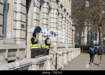 Zwei Wachen stehen außerhalb des Cabinet Office auf die Parliament Street am 29. März 2019 Der Tag, an dem die Großbritannien wurde bedeutet, die EU zu verlassen. Stockfoto