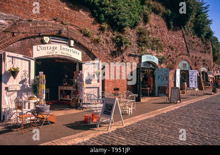 Detail der Artisan Geschenkeladen im Historischen Keller an einem sonnigen Herbstnachmittag, (Fujichrome gescannte Bild), Exeter Quay, Exeter, Devon. Stockfoto