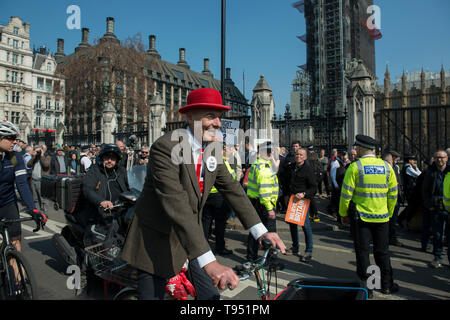 29.März 2019 Der Tag, an dem die Großbritannien bedeutete, war die EU zu verlassen. Parliament Square sah einen Protest und Demonstration der Verlassen bedeutet Gruppe verlassen Stockfoto