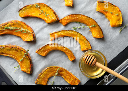 Lecker gekochten Kürbis Stücke mit Honig auf Backblech Stockfoto