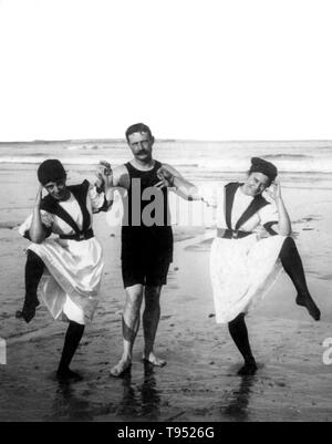 Mit dem Titel: "Badegäste" zwei Frauen und ein Mann, Badeanzüge, lustig am Strand darstellen. Fotografiert von W.B. Davidson, 1897. Stockfoto