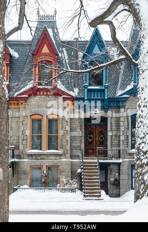 Portraitfoto von bunten Häusern in einer ruhigen Nachbarschaft nach einem Schneesturm. Platz geschossen in der Nähe von Saint-Louis, Plateau Mont-Royal, Montreal, Quebec, Kanada Stockfoto