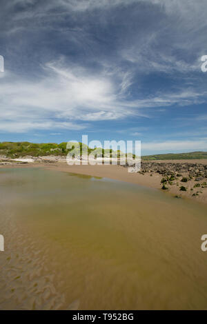 Ein Blick auf die Mündung des Kanals in der Nähe von Jenny Brown's Point bei Ebbe in der Nähe des Dorfes Silverdale in der Nähe der Kante von Morecambe Bay. Die Bucht ist keine Stockfoto