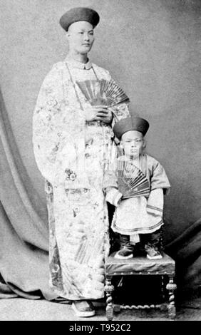 Chang Yu - Die chinesischen Riesen singen und Chung Mähen, ein Zwerg. Zhan Shichai AKA Chang Woo Gow (1841/47 - 5. November 1893) war ein chinesischer Riese. Seine Höhe wurde behauptet über 8 Fuß zu sein, aber es gibt keine verbindliche Datensätze. Er verließ China im Jahre 1865 nach London, wo er auf der Bühne erschien, zu reisen, später um Reisen durch Europa und in die USA und nach Australien als "Chang die chinesischen Riesen'. Zhan erhielt eine gute Erziehung in verschiedenen Ländern, und entwickelt ein gutes Verständnis der zehn Sprachen. Stockfoto