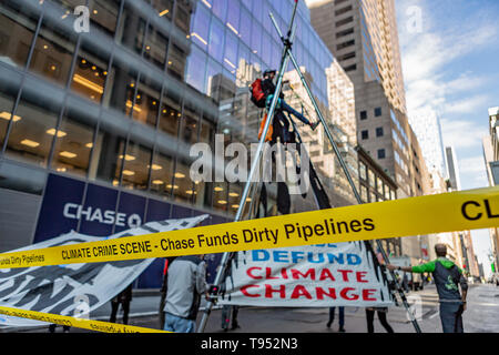 Brooklyn, New York, USA. 16. Mai, 2019. Klima Aktivisten protestieren Chase Bank kontinuierliche Finanzierung der fossilen Energie Industrie durch die Einrichtung eines Stativ - Blockade in Midtown Manhattan, Verschmutzung Verkehr für mehr als eine Stunde. Quelle: Michael Nigro/Pacific Press/Alamy leben Nachrichten Stockfoto