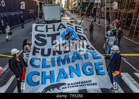 Brooklyn, New York, USA. 16. Mai, 2019. Klima Aktivisten protestieren Chase Bank kontinuierliche Finanzierung der fossilen Energie Industrie durch die Einrichtung eines Stativ - Blockade in Midtown Manhattan, Verschmutzung Verkehr für mehr als eine Stunde. Quelle: Michael Nigro/Pacific Press/Alamy leben Nachrichten Stockfoto