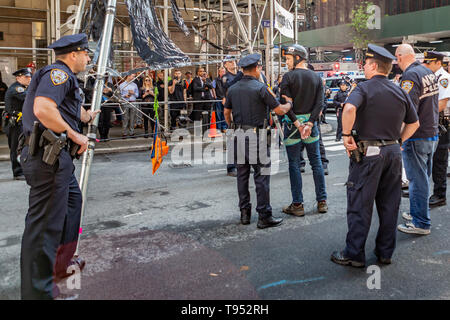 Brooklyn, New York, USA. 16. Mai, 2019. Klima Aktivisten protestieren Chase Bank kontinuierliche Finanzierung der fossilen Energie Industrie durch die Einrichtung eines Stativ - Blockade in Midtown Manhattan, Verschmutzung Verkehr für mehr als eine Stunde. Quelle: Michael Nigro/Pacific Press/Alamy leben Nachrichten Stockfoto