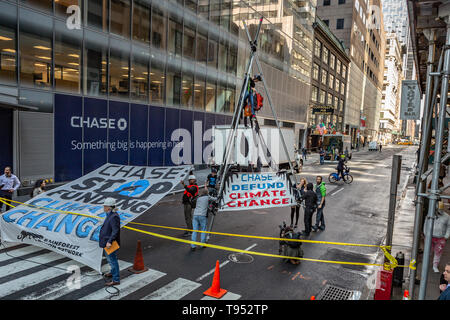 Brooklyn, New York, USA. 16. Mai, 2019. Klima Aktivisten protestieren Chase Bank kontinuierliche Finanzierung der fossilen Energie Industrie durch die Einrichtung eines Stativ - Blockade in Midtown Manhattan, Verschmutzung Verkehr für mehr als eine Stunde. Quelle: Michael Nigro/Pacific Press/Alamy leben Nachrichten Stockfoto