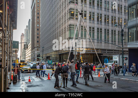 Brooklyn, New York, USA. 16. Mai, 2019. Klima Aktivisten protestieren Chase Bank kontinuierliche Finanzierung der fossilen Energie Industrie durch die Einrichtung eines Stativ - Blockade in Midtown Manhattan, Verschmutzung Verkehr für mehr als eine Stunde. Quelle: Michael Nigro/Pacific Press/Alamy leben Nachrichten Stockfoto