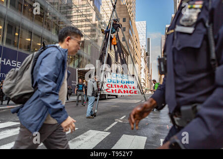 Brooklyn, New York, USA. 16. Mai, 2019. Klima Aktivisten protestieren Chase Bank kontinuierliche Finanzierung der fossilen Energie Industrie durch die Einrichtung eines Stativ - Blockade in Midtown Manhattan, Verschmutzung Verkehr für mehr als eine Stunde. Quelle: Michael Nigro/Pacific Press/Alamy leben Nachrichten Stockfoto