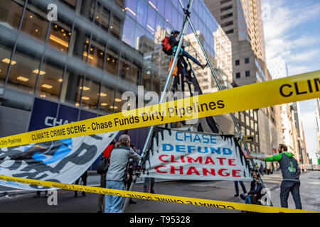 Brooklyn, New York, USA. 16. Mai, 2019. Klima Aktivisten protestieren Chase Bank kontinuierliche Finanzierung der fossilen Energie Industrie durch die Einrichtung eines Stativ - Blockade in Midtown Manhattan, Verschmutzung Verkehr für mehr als eine Stunde. Quelle: Michael Nigro/Pacific Press/Alamy leben Nachrichten Stockfoto