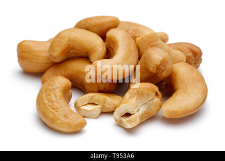 Gerösteten Cashew-Nüssen, isoliert auf weißem Hintergrund Stockfoto
