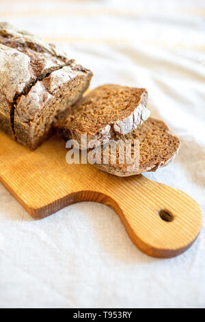 Geschnittenes Brot auf dem Schneidebrett. Stockfoto