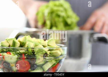 Gesunde gehackt Organisches Gemüse Avocado Salat Stockfoto