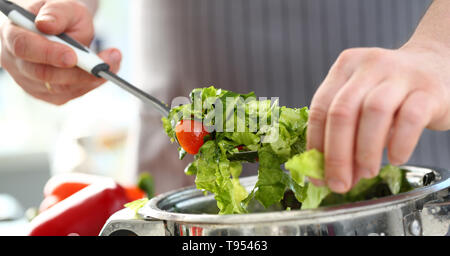 Koch Hände Kochen Diät Salat Gemüse Salat Stockfoto