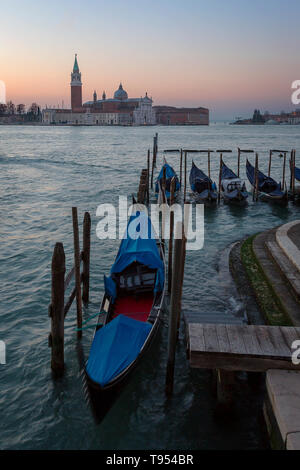 Gondeln bei Sonnenuntergang Venedig Italien Stockfoto