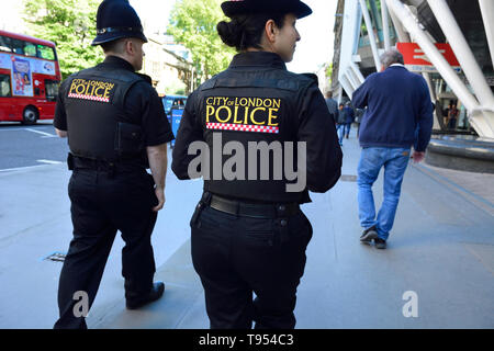 London, England, UK. Zwei Londoner Polizisten auf Streife in Holborn - ein Männchen, ein Weibchen Stockfoto