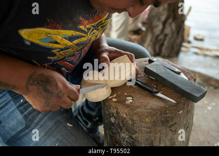 Mexikanische Mann schnitzt In einheimischem Holz alebrijes (surrealen Traum - wie Skulpturen aus Holz). San Martín Tilcajete, Oaxaca, Mexiko. Apr 2019 Stockfoto