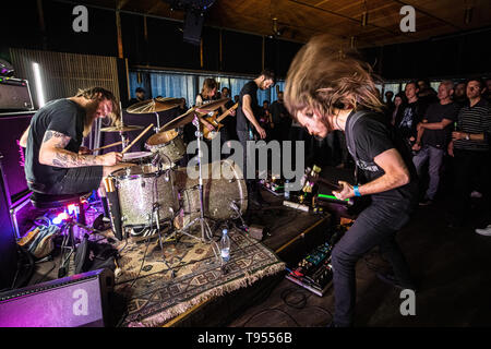 Dänemark, Kopenhagen - 15. Mai 2019. Die amerikanische Post - metal band Schüchtern, Niedrige führt ein Live Konzert im Ideal Bar in Kopenhagen. (Foto: Gonzales Foto - Peter Troest). Stockfoto