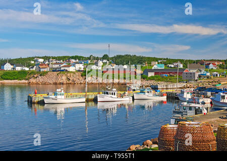 Fischerboote im Dorf an der Küste, Cabot Trail, Cape Breton Island, Neils Harbour, Nova Scotia, Kanada Stockfoto