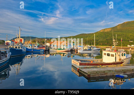 Fischerboote im Dorf an der Küste. Cape Breton Island. Cabot Trail. Angenehme Bay Nova Scotia Kanada Stockfoto