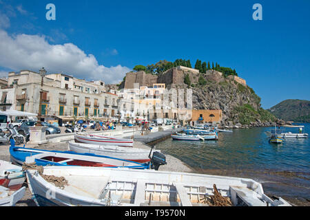 Alle Bilder   Fischerboote im Marina Corta, Lipari Stadt, Insel Lipari, Äolische Inseln, UNESCO Weltkulturerbe Stockfoto