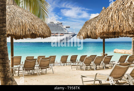 Blick vom tropischen Strand auf Kreuzfahrt Schiff nach Port Stockfoto