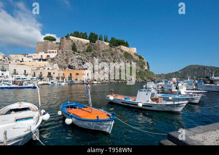 Alle Bilder   Fischerboote im Marina Corta, Lipari Stadt, Insel Lipari, Äolische Inseln, UNESCO Weltkulturerbe Stockfoto