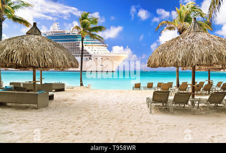 Blick vom tropischen Strand auf Kreuzfahrt Schiff nach Port Stockfoto