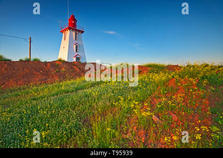 Souris Osten Leuchtturm (historischen) über der Klippe auf Ritter Punkt. sunrise Souris Prince Edward Island Kanada Stockfoto