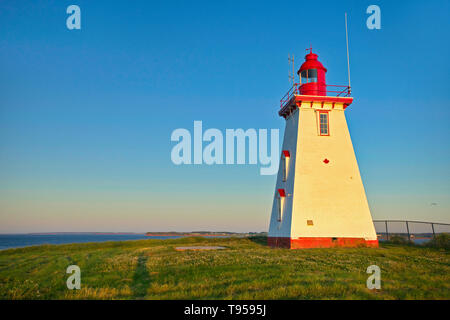 Souris Osten Leuchtturm (historischen) über der Klippe auf Ritter Punkt. sunrise Souris Prince Edward Island Kanada Stockfoto