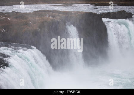 Godafoss Wasserfall in Island, das Wasser aus einer Höhe von 12 Metern über eine Breite von 30 m fällt. Stockfoto