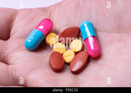 Nahaufnahme einer Hand, die pharmazeutischen Pille. Stockfoto