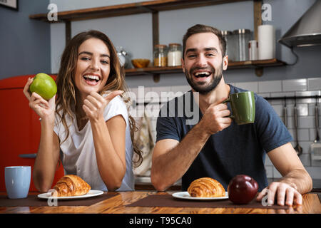 Schöne fröhliche Paar Frühstück in der Küche Stockfoto