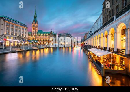 Hamburg, Deutschland. Stadtbild das Bild der Hamburger Innenstadt mit Rathaus während des Sonnenuntergangs. Stockfoto