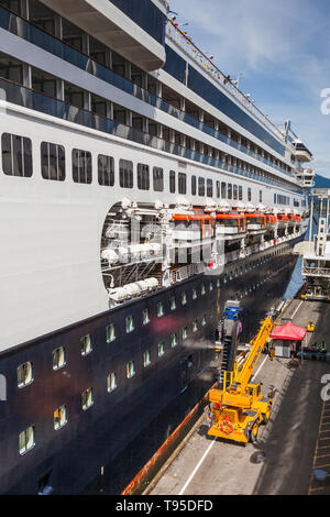 Holland America Kreuzfahrtschiff MS Volendam Mitnahme von Personen im Hafen von Vancouver British Columbia Kanada Stockfoto