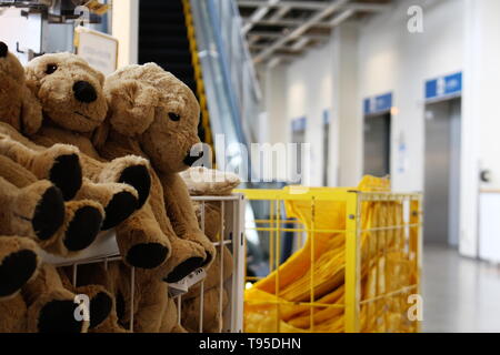 Soft Toy Hunde und Stapel von gelben Einkaufstaschen in IKEA-Filiale in Funabashi in der Präfektur Chiba. Geringe Tiefenschärfe. Stockfoto
