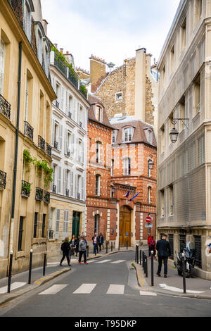 Paris, Frankreich - 24.04.2019: Alte Straße in Paris, Frankreich. Gemütliche Stadtbild von Paris. Architektur und Sehenswürdigkeiten von Paris. Stockfoto