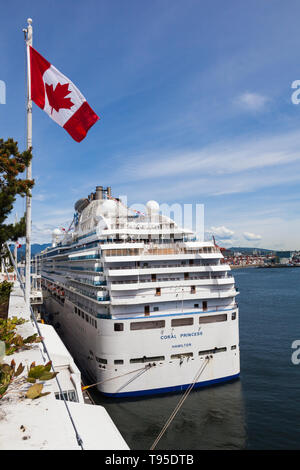 Das Coral Princess Kreuzfahrtschiff, auf Zubehör, und die Passagiere am Hafen von Vancouver in British Columbia Kanada Stockfoto