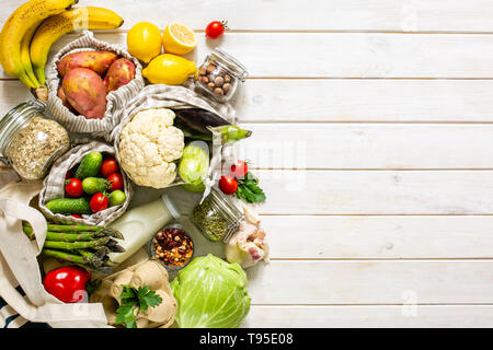 Null Abfall shopping Konzept - Lebensmittel in Säcke aus Textilgewebe und Gläser Stockfoto