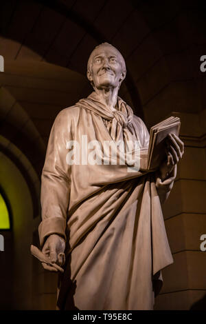 Paris, Frankreich - 24.04.2019: Voltaire Grab und der Statue, die in der Krypta der Pantheon in Paris, Frankreich Stockfoto