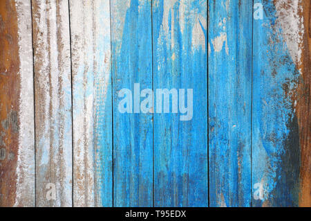 Alte weiße Wand von Planken blau lackiert. Stockfoto