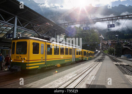 Wengen station am Morgen mit der Sonne nur erklimmen die Lauberhorn oberhalb des Dorfes: Berner Oberland, Schweiz Stockfoto