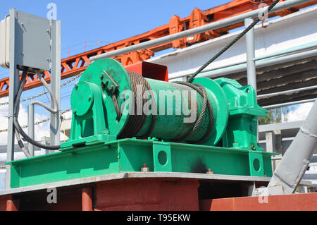 Drahtseil Schlinge oder Kabel Schlinge auf dem Kran Haspel drum oder Winde Rolle der Kran das Anheben der Maschine Stockfoto