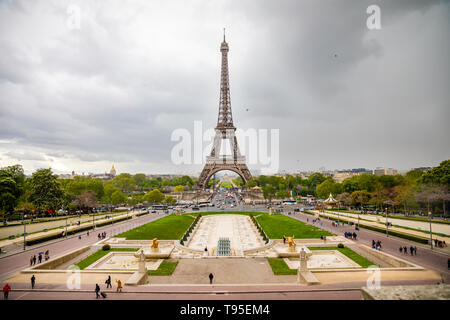 Paris, Frankreich - 24.04.2019: Luftbild von Turm Eiffel auf schönen bewölkten Himmel in Paris, Frankreich Stockfoto