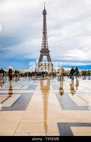 Paris, Frankreich - 24.04.2019: Luftbild von Turm Eiffel auf schönen bewölkten Himmel in Paris, Frankreich Stockfoto