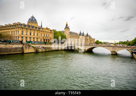 Paris, Frankreich - 24.04.2019: Blick auf das Handelsgericht von Paris und den Fluss Seine von Pont d'Arcole, Frankreich Stockfoto