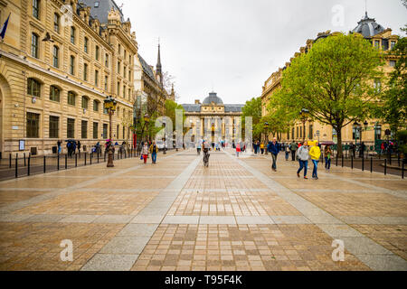 Paris, Frankreich - 25.04.2019: Palais de Justice mit Leuten auf Platz nächste Gebäude in Paris, Frankreich Stockfoto