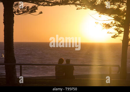 Schöne Szene Sonnenuntergang und ein paar Beobachten der Horizont in der Strand, Perth, Australien. Stockfoto